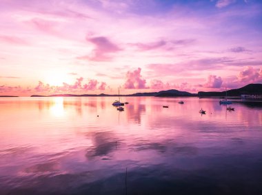 Güzel tropikal plaj ve deniz hurma ve koh samui Adası Tayland tatil ve seyahat için günbatımı zaman diğer ağacında havadan görünümü