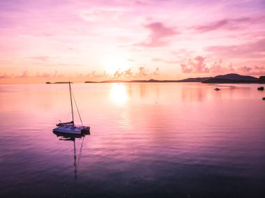 Güzel tropikal plaj ve deniz hurma ve koh samui Adası Tayland tatil ve seyahat için günbatımı zaman diğer ağacında havadan görünümü