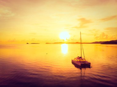 Güzel tropikal plaj ve deniz hurma ve koh samui Adası Tayland tatil ve seyahat için günbatımı zaman diğer ağacında havadan görünümü