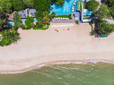 Yüzme Havuzu deniz ve lüks otel ve tatil için seyahat ve tatil plaj havadan görünümü