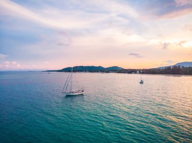 Güzel tropikal plaj ve deniz hurma ve koh samui Adası Tayland tatil ve seyahat için gündoğumu zaman diğer ağacında havadan görünümü