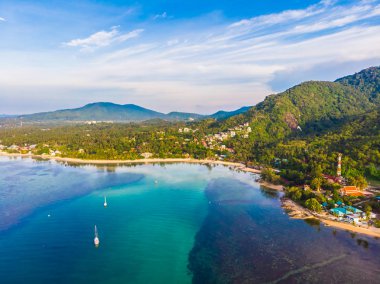 Güzel tropikal plaj ve deniz hurma ve koh samui Adası seyahat ve tatil için diğer ağacında havadan görünümü