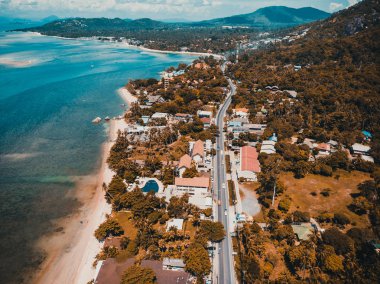Koh samui Adası Tatil ve seyahat için mavi gökyüzünde üzerinde pek çok ağaç ve beyaz bulut deniz ve plaj güzel havadan görünümü