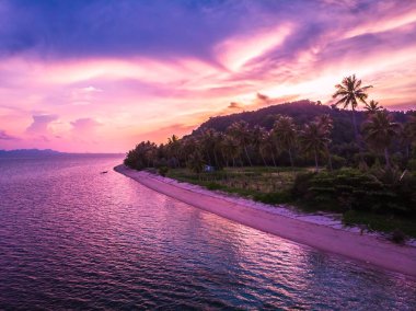 Güzel tropikal plaj ve deniz hurma ve koh samui Adası Tayland tatil ve seyahat için günbatımı zaman diğer ağacında havadan görünümü