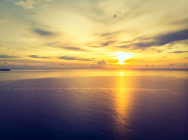 Güzel tropikal plaj ve deniz hurma ve koh samui Adası Tayland tatil ve seyahat için günbatımı zaman diğer ağacında havadan görünümü