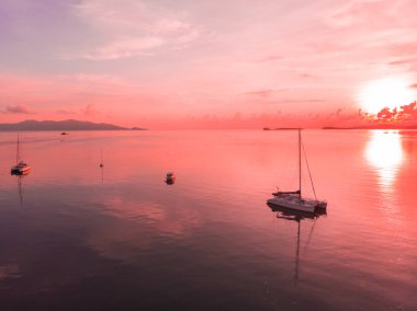 Güzel tropikal plaj ve deniz hurma ve koh samui Adası Tayland tatil ve seyahat için günbatımı zaman diğer ağacında havadan görünümü