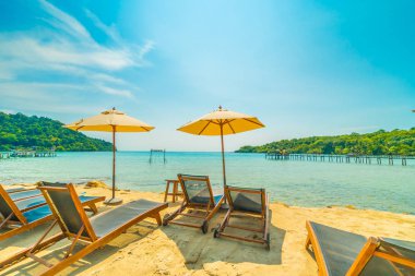 Şemsiye ve güzel tropikal plaj ve deniz paradise Island Seyahat ve tatil için Hindistan cevizi hurma ağacı ile sandalye