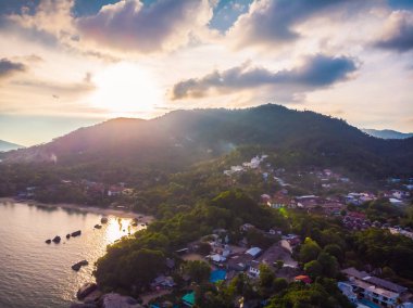 Güzel tropikal plaj ve deniz hurma ve koh samui Adası Tayland tatil ve seyahat için gündoğumu zaman diğer ağacında havadan görünümü