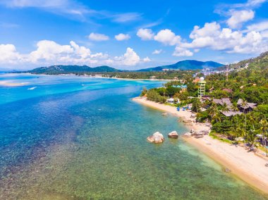 Koh samui Adası Tatil ve seyahat için mavi gökyüzünde üzerinde pek çok ağaç ve beyaz bulut deniz ve plaj güzel havadan görünümü