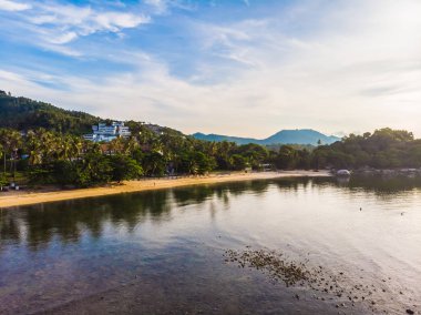 Güzel tropikal plaj ve deniz hurma ve koh samui Adası seyahat ve tatil için diğer ağacında havadan görünümü