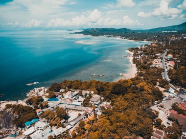 Güzel tropikal plaj ve deniz hurma ve koh samui Adası seyahat ve tatil için diğer ağacında havadan görünümü