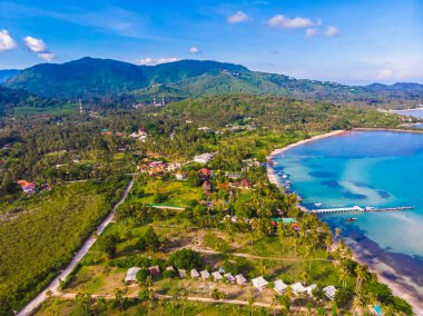 Güzel tropikal plaj ve deniz hurma ve koh samui Adası seyahat ve tatil için diğer ağacında havadan görünümü
