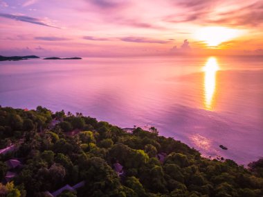 Güzel tropikal plaj ve deniz hurma ve koh samui Adası Tayland tatil ve seyahat için günbatımı zaman diğer ağacında havadan görünümü