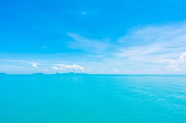Güzel deniz ve okyanus mavi gökyüzü arka plan bulut ile