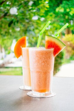 Watermon meyve ve papaya suyu smoothies cam sağlıklı yiyecek ve içecek için