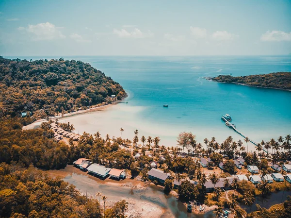 Plaj ve deniz paradise Island tatil için Hindistan cevizi hurma ağacı ile güzel havadan görünümü