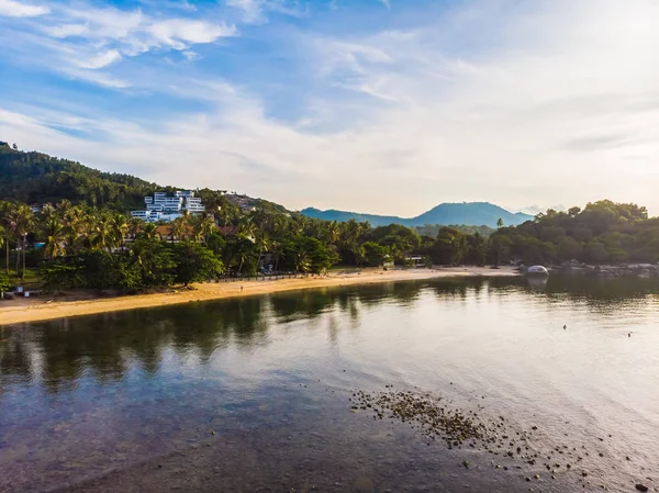 Güzel tropikal plaj ve deniz hurma ve koh samui Adası seyahat ve tatil için diğer ağacında havadan görünümü