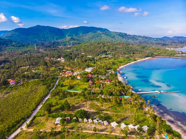 มมองทางอากาศของชายหาดเขตร อนท สวยงามและทะเลท ปาล มและต นไม ในเกาะสม าหร บการเด นทางและว — ภาพถ่ายสต็อก