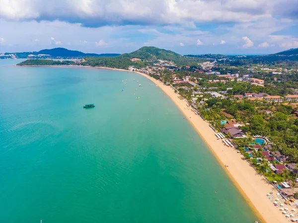 Güzel tropikal plaj ve deniz hurma ve koh samui Adası seyahat ve tatil için diğer ağacında havadan görünümü