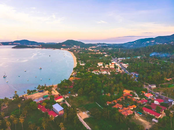 Güzel tropikal plaj ve deniz hurma ve koh samui Adası Tayland tatil ve seyahat için günbatımı zaman diğer ağacında havadan görünümü