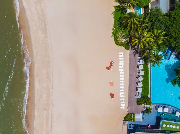 Yüzme Havuzu deniz ve lüks otel ve tatil için seyahat ve tatil plaj havadan görünümü