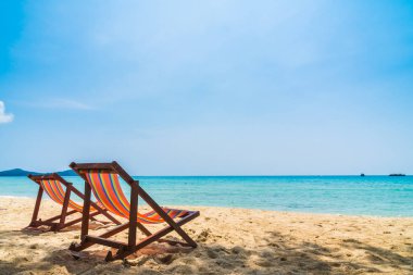 Plaj ve deniz güzel Adası - tatil tatil kavramı üzerinde boş sandalye