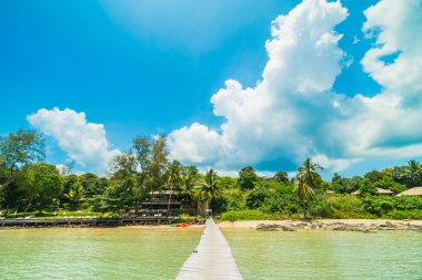 Ahşap iskele veya Cennet Adası için seyahat etmek tatil tropikal plaj ve ile köprü