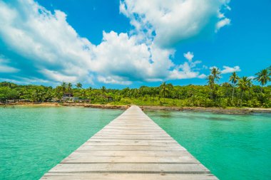 Ahşap iskele veya Cennet Adası için seyahat etmek tatil tropikal plaj ve ile köprü