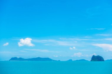 Güzel deniz ve okyanus mavi gökyüzü arka plan bulut ile