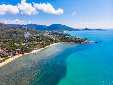 Koh samui Adası Tatil ve seyahat için mavi gökyüzünde üzerinde pek çok ağaç ve beyaz bulut deniz ve plaj güzel havadan görünümü
