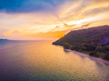 Güzel tropikal plaj ve deniz hurma ve koh samui Adası Tayland tatil ve seyahat için günbatımı zaman diğer ağacında havadan görünümü