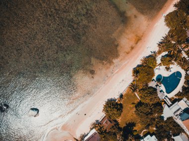 Koh samui Adası Tatil ve seyahat için mavi gökyüzünde üzerinde pek çok ağaç ve beyaz bulut deniz ve plaj güzel havadan görünümü