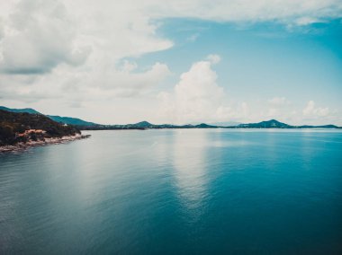 Güzel tropikal plaj ve deniz hurma ve koh samui Adası seyahat ve tatil için diğer ağacında havadan görünümü