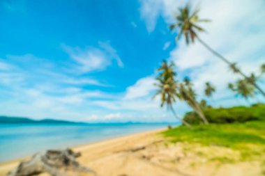 Soyut bulanıklık ve tropikal plaj ve deniz seyahat ve tatil için Hindistan cevizi hurma ağacı arka plan ile defocused