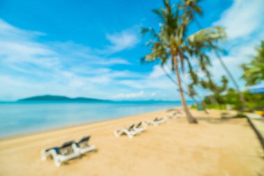 Soyut bulanıklık ve tropikal plaj ve deniz seyahat ve tatil için Hindistan cevizi hurma ağacı arka plan ile defocused