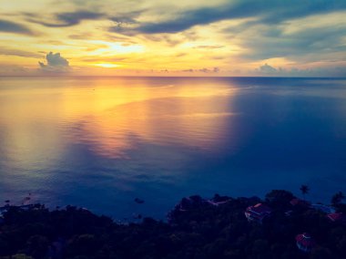 Güzel tropikal plaj ve deniz hurma ve koh samui Adası Tayland tatil ve seyahat için günbatımı zaman diğer ağacında havadan görünümü