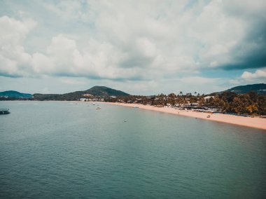 Güzel tropikal plaj ve deniz hurma ve koh samui Adası seyahat ve tatil için diğer ağacında havadan görünümü