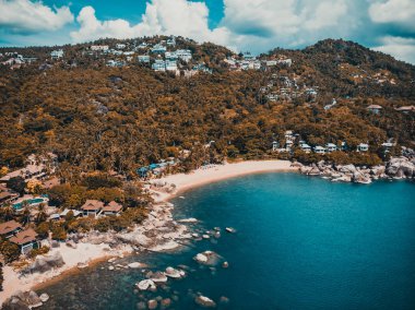 Güzel tropikal plaj ve deniz hurma ve koh samui Adası seyahat ve tatil için diğer ağacında havadan görünümü