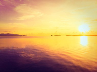 Güzel tropikal plaj ve deniz hurma ve koh samui Adası Tayland tatil ve seyahat için günbatımı zaman diğer ağacında havadan görünümü