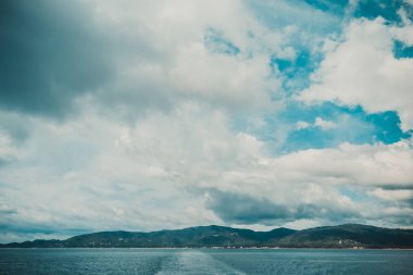 Güzel karanlık bulut gökyüzü ile ada üzerinde