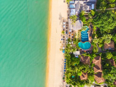 Güzel tropikal plaj ve deniz hurma ve koh samui Adası seyahat ve tatil için diğer ağacında havadan görünümü