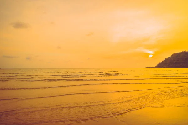 Wunderschöner Tropischer Strand Und Meer Mit Kokospalmen Paradiesinsel Bei Sonnenuntergang — Stockfoto