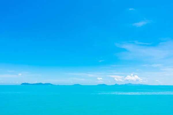 Hermoso Mar Océano Con Nubes Fondo Del Cielo Azul — Foto de Stock