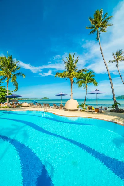 Guarda Chuva Cadeira Torno Piscina Hotel Resort Para Viagens Férias — Fotografia de Stock