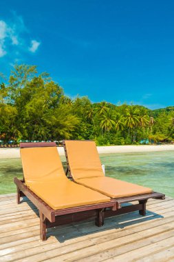 Ahşap iskele veya köprü tropikal plaj ve deniz paradise Island Seyahat ve tatil için