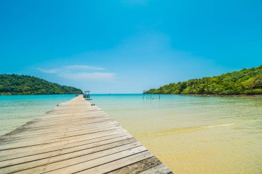 Ahşap iskele veya Cennet Adası için seyahat etmek tatil tropikal plaj ve ile köprü