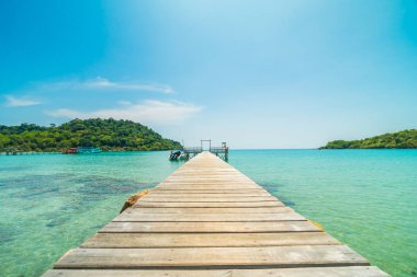 Ahşap iskele veya Cennet Adası için seyahat etmek tatil tropikal plaj ve ile köprü