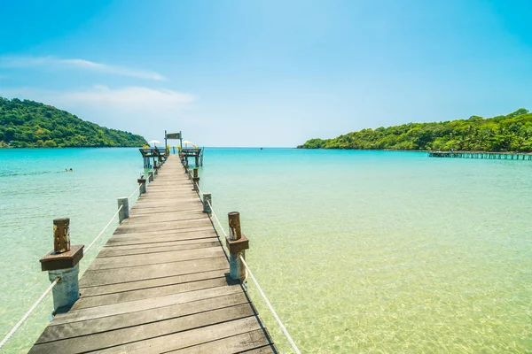 Ahşap iskele veya Cennet Adası için seyahat etmek tatil tropikal plaj ve ile köprü