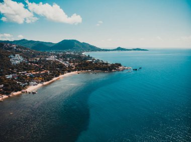 Koh samui Adası Tatil ve seyahat için mavi gökyüzünde üzerinde pek çok ağaç ve beyaz bulut deniz ve plaj güzel havadan görünümü