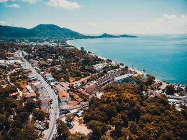 Koh samui Adası Tatil ve seyahat için mavi gökyüzünde üzerinde pek çok ağaç ve beyaz bulut deniz ve plaj güzel havadan görünümü